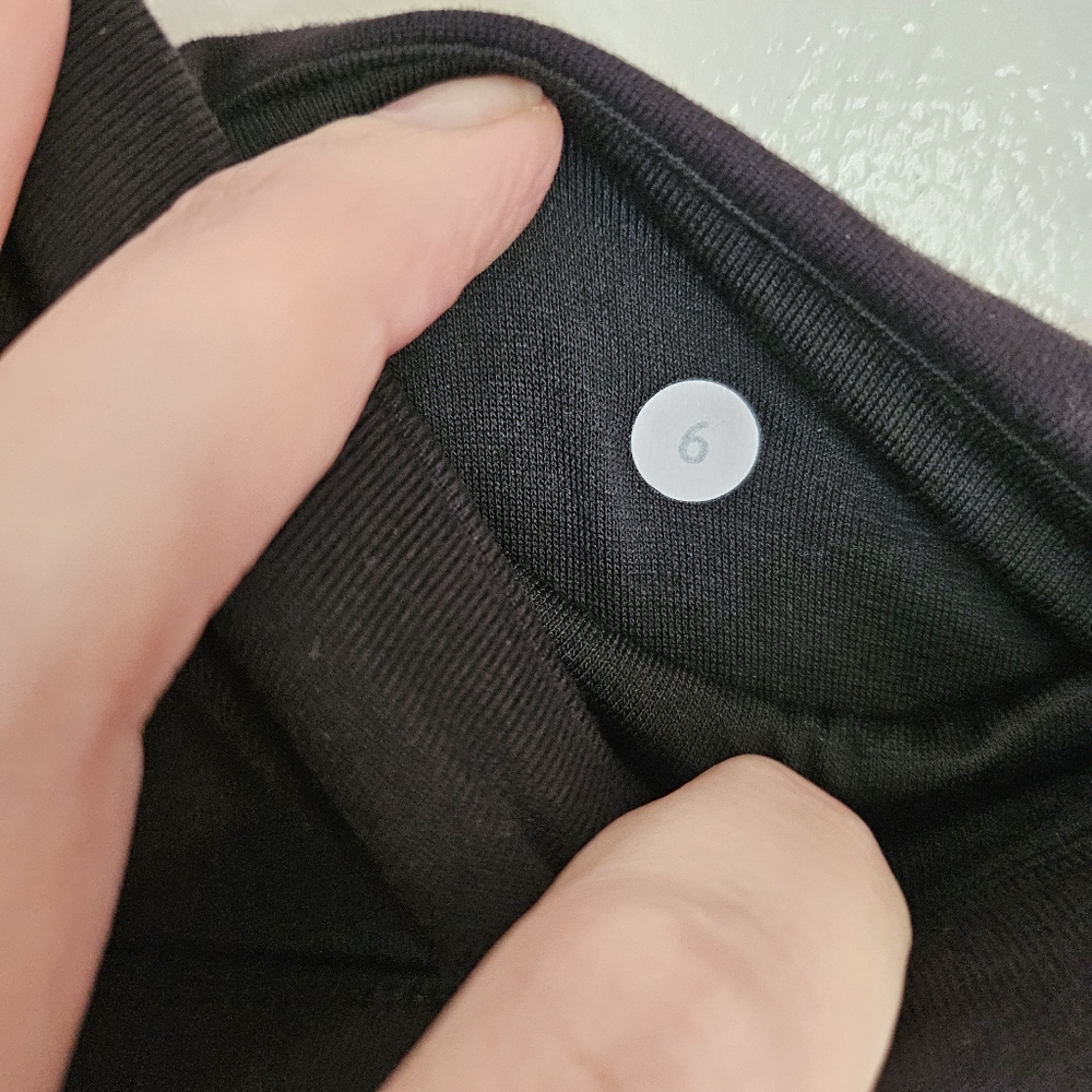 💜 Lululemon sz6 Wunder Under Crop 21" in black - Picture 6 of 10
